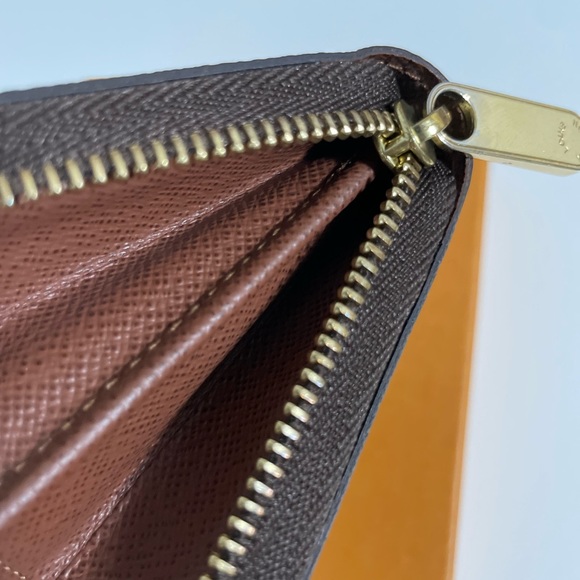 Authentic Louis Vuitton Zippy card holder - Picture 16 of 16